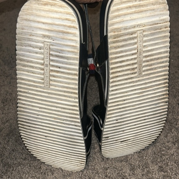 Tommy Hilfiger sandals in a size 10 in women. - Picture 4 of 5